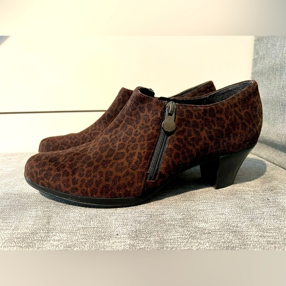 Munro Shoes - Munro Womens Brown Leopard Print Fabric Zip Up Booties